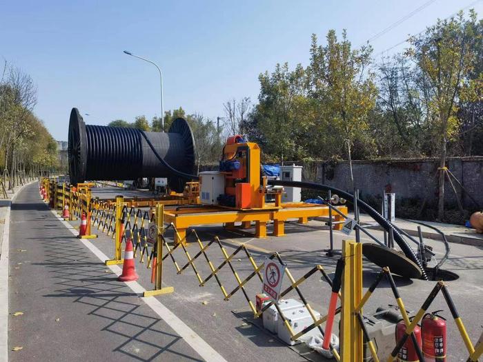 济南市交通工程建设保障中心组织完成省内首条 “超段长”电缆敷设任务